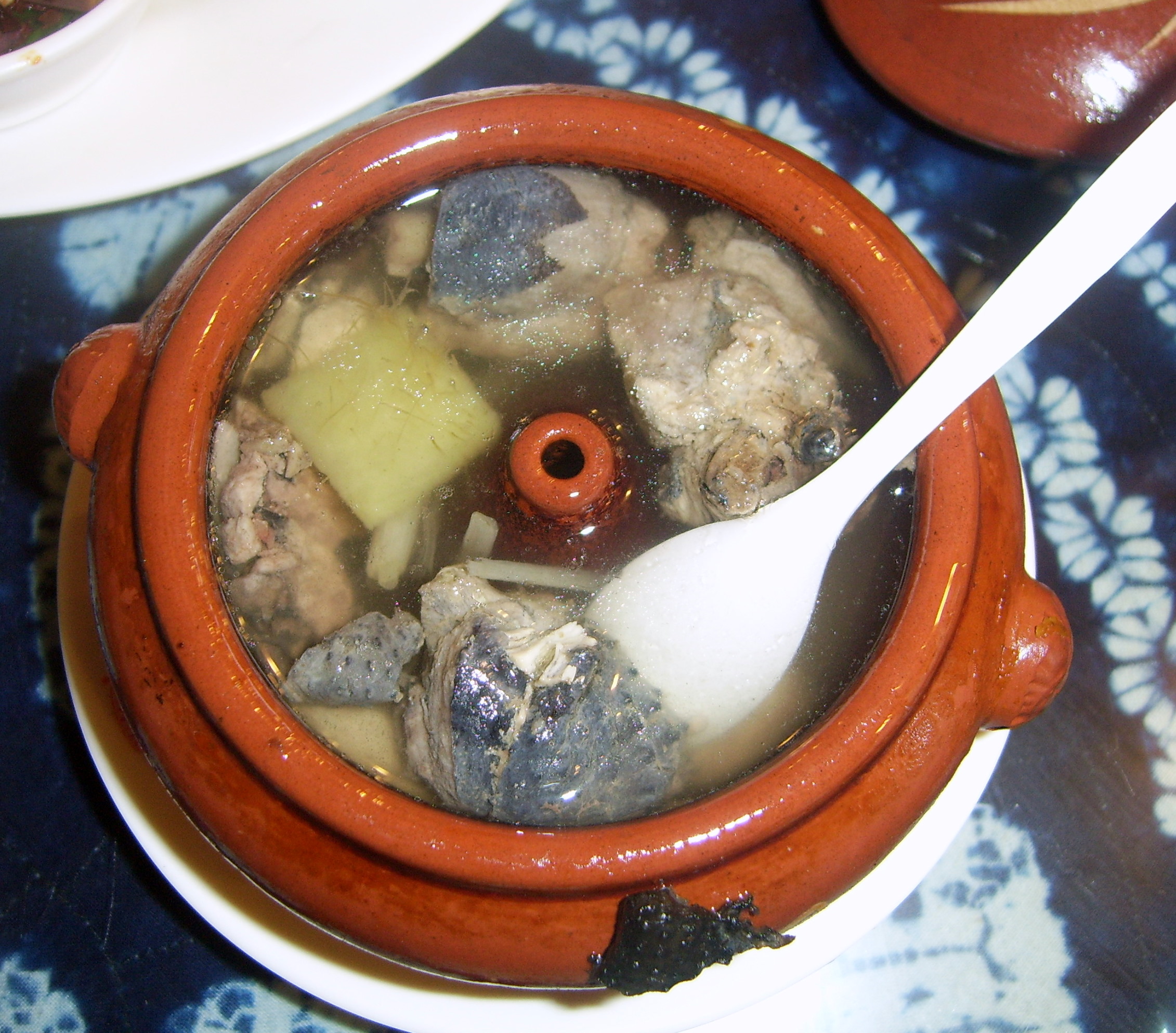 传统紫陶汽锅鸡与米线